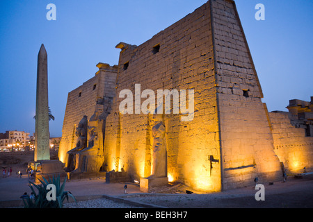 Beleuchteten Eingang des Luxor-Tempel mit Granitobelisk, Luxor, Ägypten Stockfoto