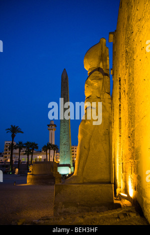 Beleuchteten Eingang des Luxor-Tempel mit Granitobelisk, Luxor, Ägypten Stockfoto