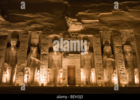 Beleuchteter kleiner Tempel der Nefertari, Abu Simbel, Ägypten Stockfoto