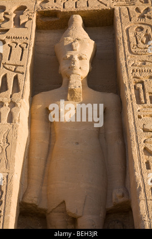 Statue vor der kleine Hathor-Tempel der Nefertari, Abu Simbel, Ägypten Stockfoto