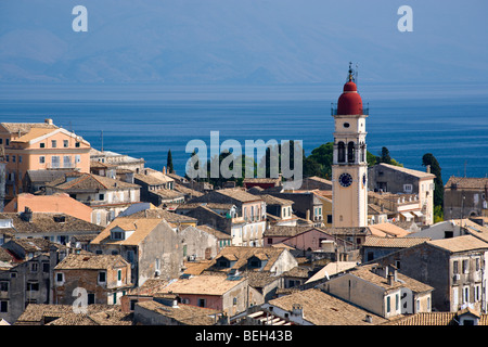 Dächer von Korfu-Stadt und Bell Turm der Kirche Agios Spiridonas, gesehen von der neuen Festung Stockfoto