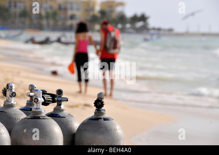 Tauchflaschen am Strand, Playa del Carmen, Yucatan, Mexiko Stockfoto