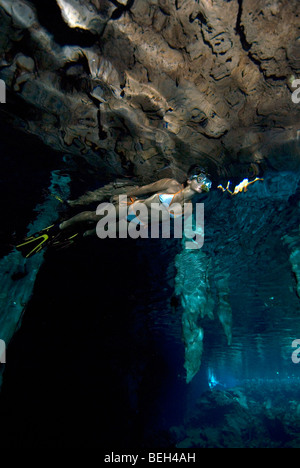 Freitauchen in Grand Cenote von Tulum, Halbinsel Yucatan, Mexiko Stockfoto