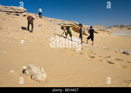 Touristen auf Crystal Mountain, libysche Wüste, Ägypten Stockfoto