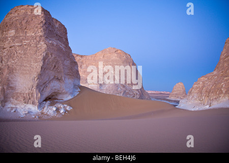 Twilight im White Desert National Park, libysche Wüste, Ägypten Stockfoto