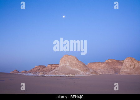 Twilight im White Desert National Park, libysche Wüste, Ägypten Stockfoto