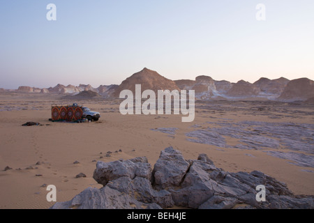 Touristen über Nacht mit Jeep im White Desert National Park, libysche Wüste, Ägypten Stockfoto