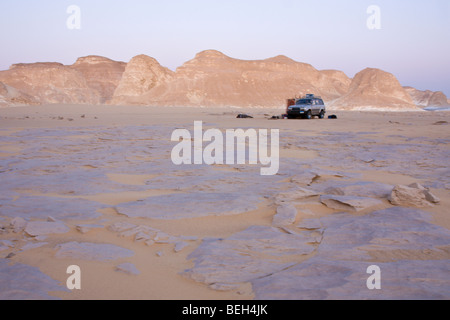 Touristen über Nacht mit Jeep im White Desert National Park, libysche Wüste, Ägypten Stockfoto
