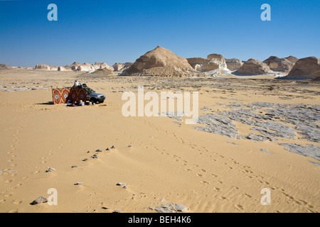 Jeep-Tour im White Desert National Park, libysche Wüste, Ägypten Stockfoto