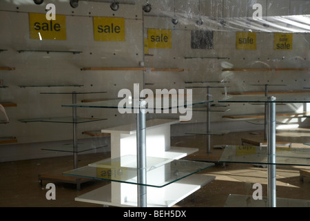 leere verlassenen Shop mit Verkauf Zeichen und leere Regale im Vereinigten Königreich Stockfoto