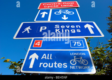 britische Verkehrszeichen lokalen Wegbeschreibung für Fußgänger und Radfahrer mit einer Frist von Contra-Flow-Radweg weiter Stockfoto