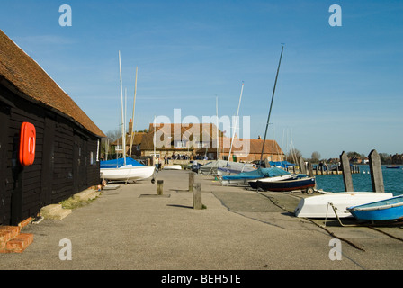 Bosham Yacht Club mit Booten auf der Festplatte aufgelegt Stockfoto