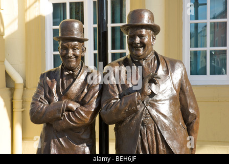 Statue von Stan Laurel und Oliver Hardy, außerhalb Krönungssaal, Ulverston, Cumbria, England UK Stockfoto