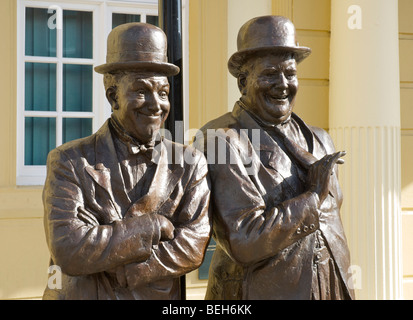Statue von Stan Laurel und Oliver Hardy, außerhalb Krönungssaal, Ulverston, Cumbria, England UK Stockfoto