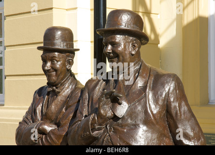 Statue von Stan Laurel und Oliver Hardy, außerhalb Krönungssaal, Ulverston, Cumbria, England UK Stockfoto