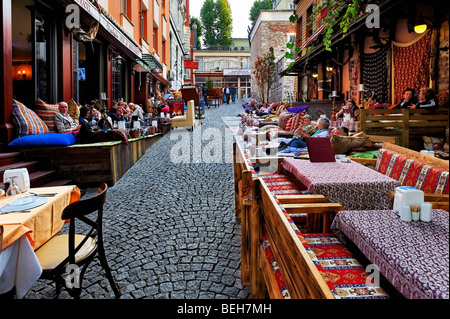 Touristen entspannen in Straßencafés in einer ruhigen Gasse der Istanbuler Sultahahmet Stadtteil Stockfoto