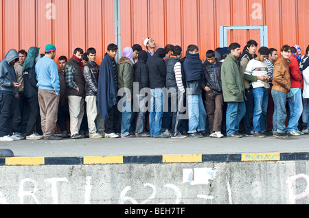 Calais, Flüchtlinge, die nach Großbritannien zu gelangen hofft essen Nächstenliebe Gruppen erhalten von Stockfoto
