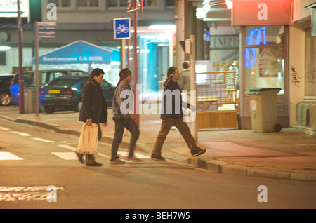 Calais, Flüchtlinge nach Großbritannien zu gelangen hofft die Straßen in der Nacht Stockfoto