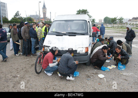 Calais, Flüchtlinge, die nach Großbritannien zu gelangen hofft essen Nächstenliebe Gruppen erhalten von Stockfoto
