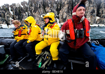 Spitzbergen, Svalbard, Tierkreis Kreuzfahrt, Hinlopenstreet, Vogelklippen von Alkefjellet Stockfoto