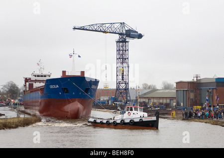 Bau eines Schiffes auf einer Werft wurde fertiggestellt und einsatzbereit. Viele der Werften in Groningen sind bankrott gewesen. Stockfoto