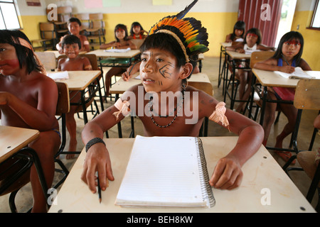 Kinder der Xingu-Indianer gehen zur Schule, gebaut im Dorf vom Ministerium für Bildung. Es ist Tradition in herkömmlichen gehen Stockfoto