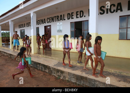 Kinder der Xingu-Indianer gehen zur Schule, gebaut im Dorf vom Ministerium für Bildung. Es ist Tradition in herkömmlichen gehen Stockfoto