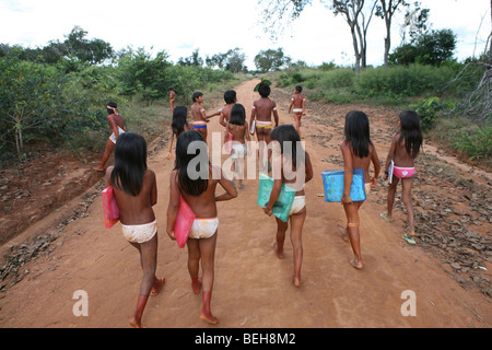 Kinder der Xingu-Indianer gehen zur Schule, gebaut im Dorf vom Ministerium für Bildung. Es ist Tradition in herkömmlichen gehen Stockfoto