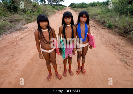 Kinder der Xingu-Indianer gehen zur Schule, gebaut im Dorf vom Ministerium für Bildung. Es ist Tradition in herkömmlichen gehen Stockfoto