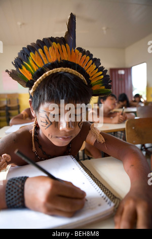 Kinder der Xingu-Indianer gehen zur Schule, gebaut im Dorf vom Ministerium für Bildung. Es ist Tradition in herkömmlichen gehen Stockfoto