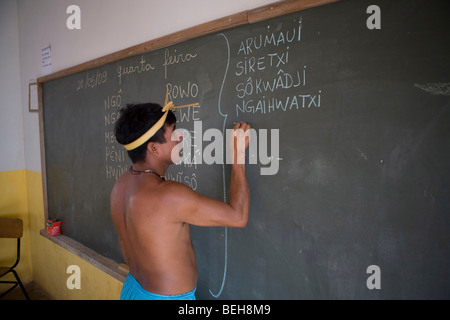 Kinder der Xingu-Indianer gehen zur Schule, gebaut im Dorf vom Ministerium für Bildung. Es ist Tradition in herkömmlichen gehen Stockfoto