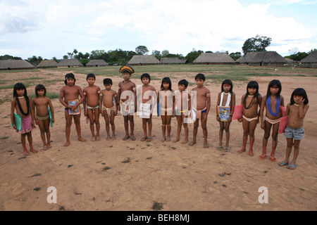 Kinder der Xingu-Indianer gehen zur Schule, gebaut im Dorf vom Ministerium für Bildung. Es ist Tradition in herkömmlichen gehen Stockfoto