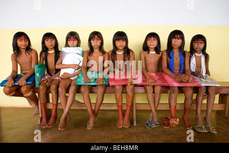 Kinder der Xingu-Indianer gehen zur Schule, gebaut im Dorf vom Ministerium für Bildung. Es ist Tradition in herkömmlichen gehen Stockfoto