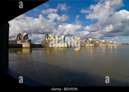 Horizontale nachgelagerten Weitwinkel von Thames Sperrwerks geschlossen für Wartungsarbeiten in London an einem sonnigen Tag. Stockfoto