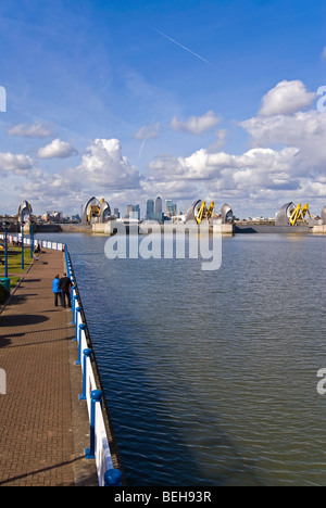 Vertikale Weitwinkel des Sperrwerks Themse mit Blick über Canary Wharf und die O2-Arena im Zentrum von London an einem sonnigen Tag Stockfoto