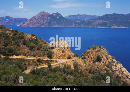 Windy Road rund um Golf de Porto Corsica - Fernblick von Scandola Reserve Stockfoto