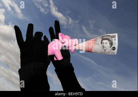 Finanziellen Engpässen auf Einsparungen im Sparschwein mit niedrigen Zinsen Stockfoto