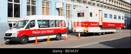 NHS Blutspender Towable Bloodmobile Outdoor Spende Unit sammelt Arbeitsplatz Trailer Personal Personal Transport Van in Southwark Street London England Großbritannien Stockfoto