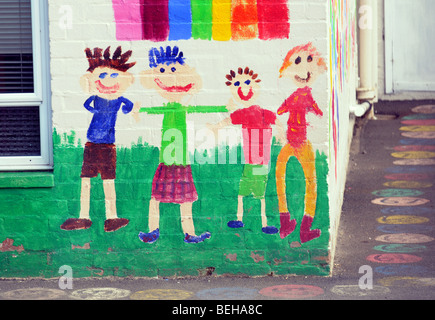 Kinder-Zeichnungen auf die Außenwand des Kindergarten-Gebäude. Stockfoto