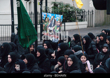 Schiitische Muslime in jährlichen Aschura-Prozession, London - Frauen mit banner Stockfoto