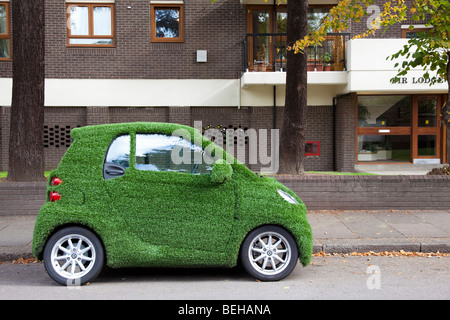 Smart Auto abgedeckt im Kunstrasen in street London UK Stockfoto