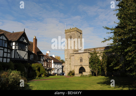 Kirche der Heiligen Dreifaltigkeit mit der Guildhall der viel Wenlock in Shropshire, England Uk Stockfoto