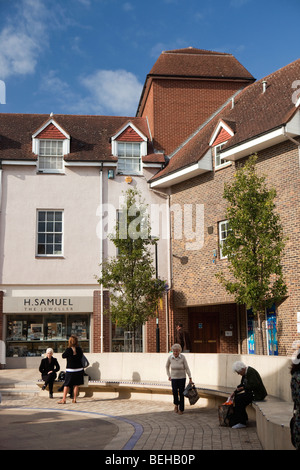 England, Cambridgeshire, Huntingdon, St. Benedict's Court, entspannen Sie sich auf Sitzgelegenheiten Shopper Stockfoto