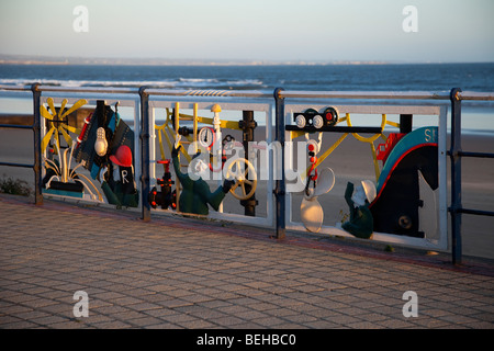 Seeszenen, Tafeln von farbigen Schmiedeeisen-Kunstwerken auf der Promenade Esplanade Geländer in Saltburn, Teesside (Cleveland), Nordostengland, Großbritannien Stockfoto