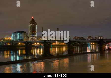 Blick über die Themse zu Chelsea Harbour bei Nacht. Stockfoto