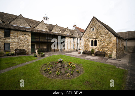 Kapelle und Hof von Perry und Dawes Armenhäuser in Cotswold Stadt von Wotton unter Rand, Gloucestershire, UK Stockfoto