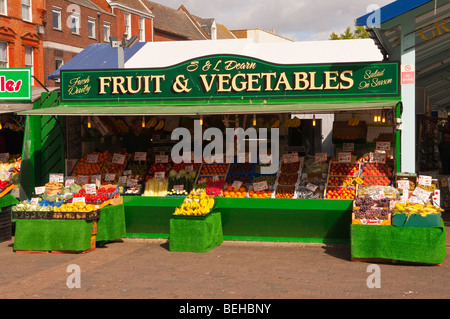 Eine Frucht & Gemüse Stand auf dem Markt in Great Yarmouth, Norfolk, Großbritannien Stockfoto