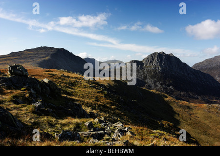 Abendlicht über die Berge von Glyder Fach (L) und Tryfan (R). Entnommen aus Y Foel Goch in Snowdonia-Nationalpark, Wales, UK Stockfoto