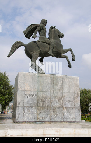 Statue von Alexander dem großen auf Pferde stehen direkt am Meer in Thessaloniki Griechenland Stockfoto