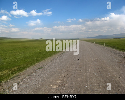 unbefestigte Straße auf einem Hochplateau in der Nähe von Son-Kul-See Tia-Shan-Gebirge im Osten Kirgisistan Stockfoto